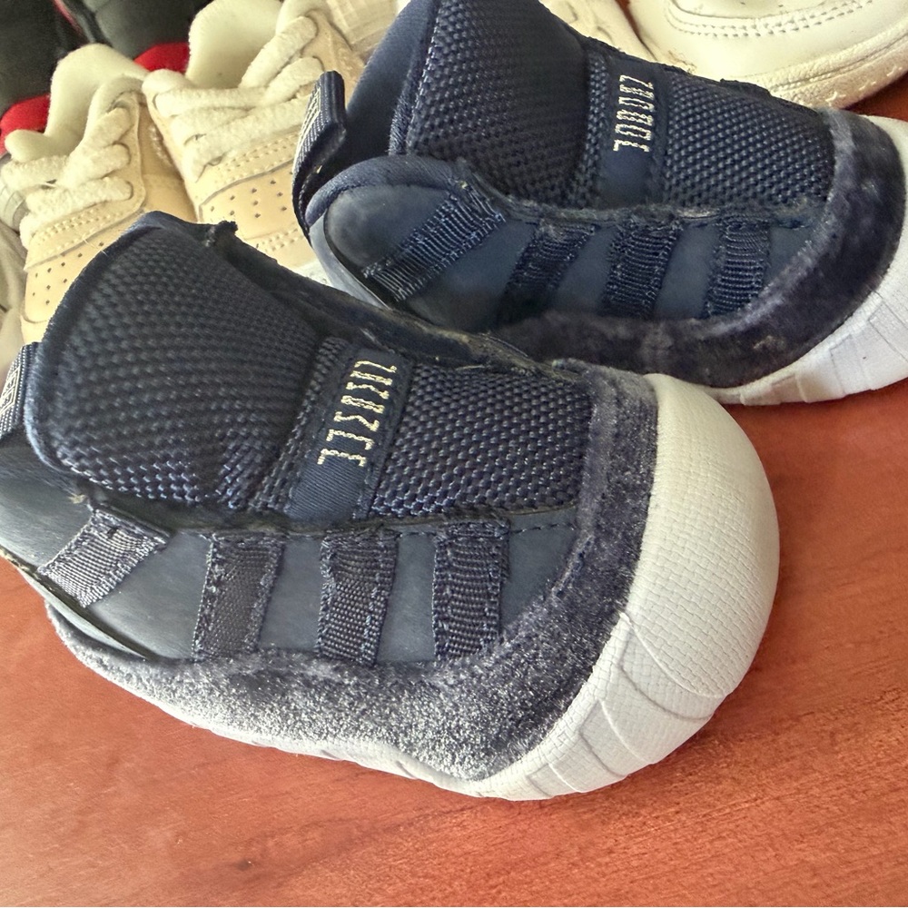 Nike baby Jump Navy and White Kids Sneakers size 2c non walking baby